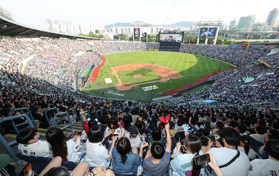 Fans watch a KBO game between the Lotte Giants and Doosan Bears at Sajik Baseball Stadium in Busan on June 6. [NEWS1] 