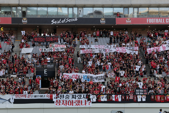 FC Seoul fans chanted “Kim Gi-dong out” throughout the match against the Pohang Steelers on June 29, venting their anger at both the club and manager for allowing club legend Ki Sung-yueng to leave for Pohang. [K LEAGUE]