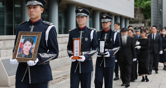 The portrait and remains of late Air Force Master Sgt. Lee Ye-ram are carried to a memorial hall during an enshrinement ceremony at Seoul National Cemetery in Dongjak District, southern Seoul, on July 20, 2024. [YONHAP]