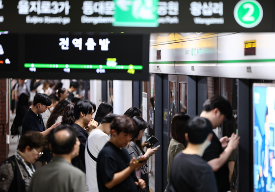 Commuters wait for a train at City Hall Station on Seoul Subway Line No. 2 on July 4. [NEWS1] 
