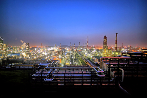 SK Innovation’s Ulsan Complex, measuring 2.5 million pyeong (2,042 acres), which began operation in 1964 as Korea's first oil refinery [SK INNOVATION]