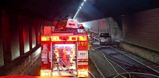 Firefighters extinguish a fire that broke out inside Sorae Tunnel on the Goyang-bound Capital Region First Ring Expressway in Siheung, Gyeonggi on July 4. [GYEONGGI PROVINCIAL FIRE DEPARTMENT]
