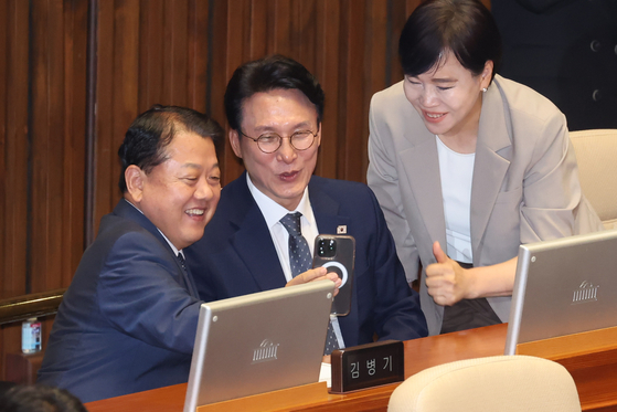 Kim Min-seok, newly-appointed prime minister, center, partakes in a YouTube livestream hosted by Democratic Party lawmaker Kim Byung-joo, left, ahead of a confirmation vote at the National Assembly in Yeouido, western Seoul, on July 3. [YONHAP]