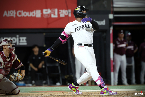 Mel Rojas Jr. of the KT Wiz takes a swing during a Korea Baseball Organization regular-season game against the Kiwoom Heroes at KT Wiz Park in Suwon, Gyeonggi, on July 1. [YONHAP] 