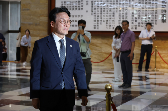 Kim Min-seok, Korea's newly-appointed prime minister, heads to the main chamber of the National Assembly in Yeouido, western Seoul, on July 3. [YONHAP]