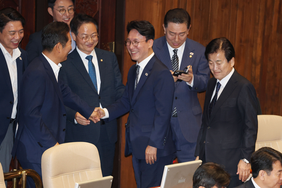Kim Min-seok, newly-appointed prime minister, greets lawmakers during a plenary session at the National Assembly in Yeouido, western Seoul, on July 3. [NEWS1] 