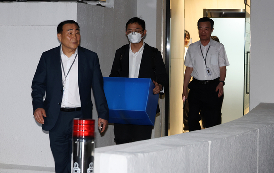 Investigators from a special counsel team carry a box of documents confiscated from the headquarters of Sambu Construction in Seoul on July 3 as part of a probe into stock price manipulation allegations involving Kim Keon Hee, wife of former President Yoon Suk Yeol. [JOINT PRESS CORPS]