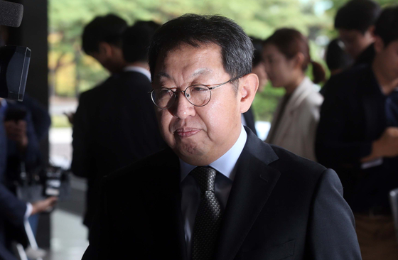 Former special inspector Lee Seok-su enters the Seoul Central District Prosecutors' Office on Oct. 28, 2016, after being accused of leaking his investigation details against then-senior presidential secretary Woo Byung-woo. [JOONGANG ILBO]