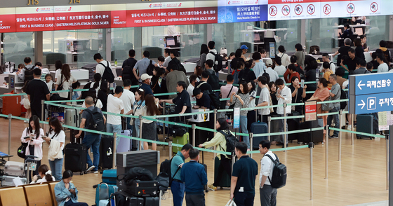 The departure hall of Terminal 1 at Incheon International Airport bustles with tourists on June 6. [NEWS1] 