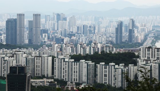 Apartment buildings in central Seoul are seen from Namsan in Jung District on June 24. [NEWS1]
