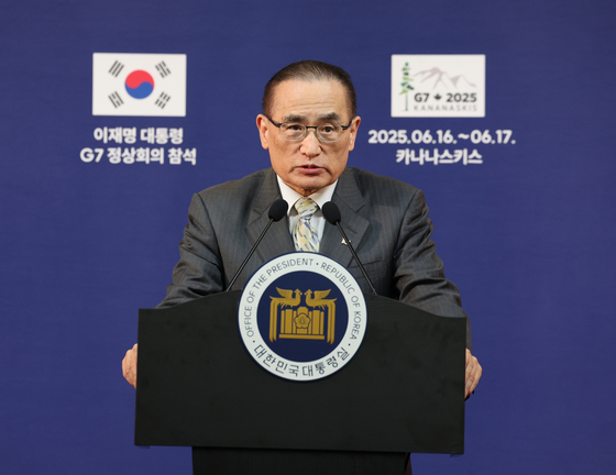 National Security Adviser Wi Sung-lac briefs reporters about the Group of 7 summit in Canada on June 17. [JOINT PRESS CORPS]
