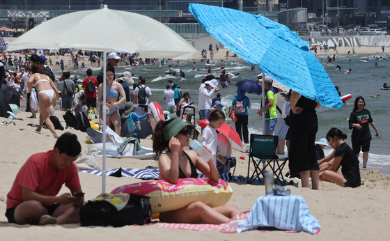 Tourists at the Haeundae Beach in Busan on July 6 [SONG BONG-GEUN]