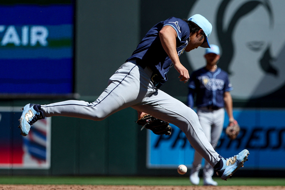 Tampa Bay Rays shortstop Kim Ha-seong fumbles the ball when attempting to field it in the second inning of an MLB game against the Minnesota Twins at Target Field in Minneapolis, Minnesota on July 4. [AFP/YONHAP]