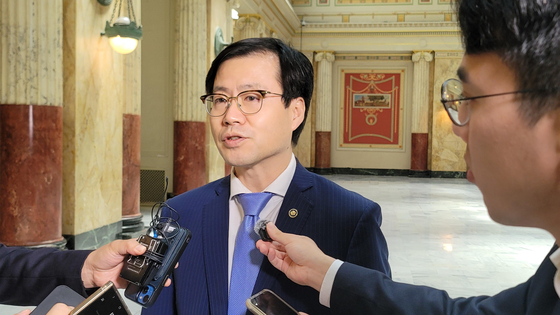 Trade Minister Yeo Han-koo speaks to the press upon arrival at a train station in Washington on July 5. [YONHAP]