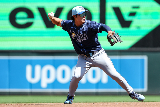 Tampa Bay Rays shortstop Kim Ha-seong throws the ball to first base to get out Minnesota Twins center fielder Byron Buxton during the first inning at Target Field in Minneapolis, Minnesota on July 4. [REUTERS/YONHAP] 