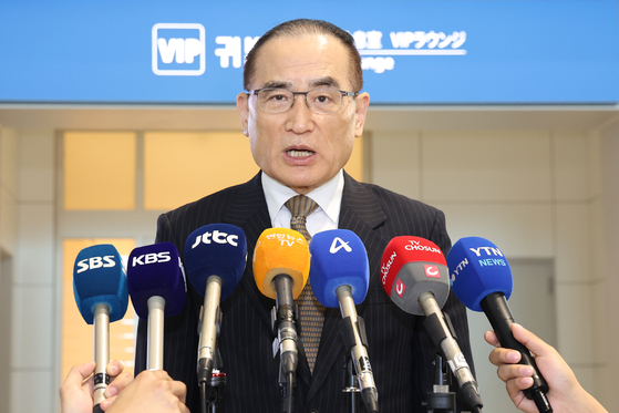 National Security Adviser Wi Sung-lac answers questions from reporters before leaving to the United States on July 6 at the Incheon International Airport. [NEWS1]