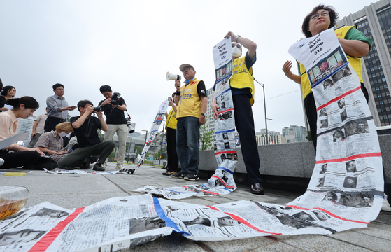 Choi Seong-ryong, head of the Families of Abductees, third from right, holds a press conference in front of the Government Complex Seoul in central Seoul on June 16. [NEWS1]