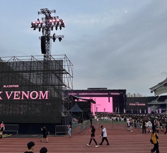 X user @2me_thatscinema uploaded their view of girl group Blackpink's ″Deadline″ concert at Goyang Sports Complex in a post to their page on July 6. [SCREEN CAPTURE]