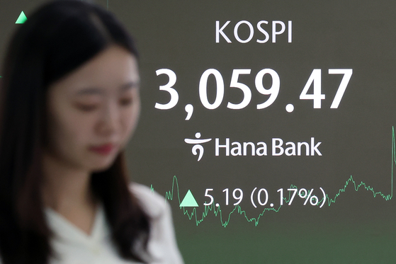A screen in Hana Bank's trading room in central Seoul shows the Kospi closing at 3,059.47 points on July 7, up 5.19 points, or 0.17 percent, from the previous trading session. [NEWS1]