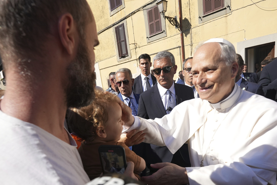 Pope Leo XIV arrives at the papal summer residence in Castel Gandolfo, south of Rome, for a six-week vacation, July 6. [AP/YONHAP]