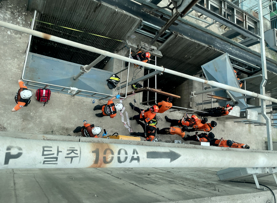 Fire authorities search for a missing worker on July 7 at the Gulpo Stream sewage treatment plant in Incheon following a maintenance hole accident. [INCHEON FIRE SERVICE] 