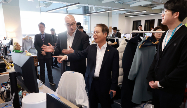 Lee Jung-sik, then-minister of employment and labor, visits the SentBe office on Feb. 16, 2024, after the company was selected an an outstanding flexible work company that year. [MINISTRY OF EMPLOYMENT AND LABOR]