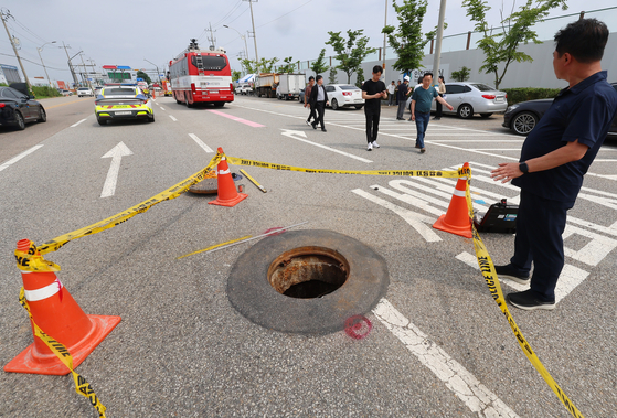 A man in his 40s was rescued while unconscious, and another man in his 50s died while working in a maintenance hole in Gyeyang District, Incheon. The hole is pictured on July 6. [YONHAP]