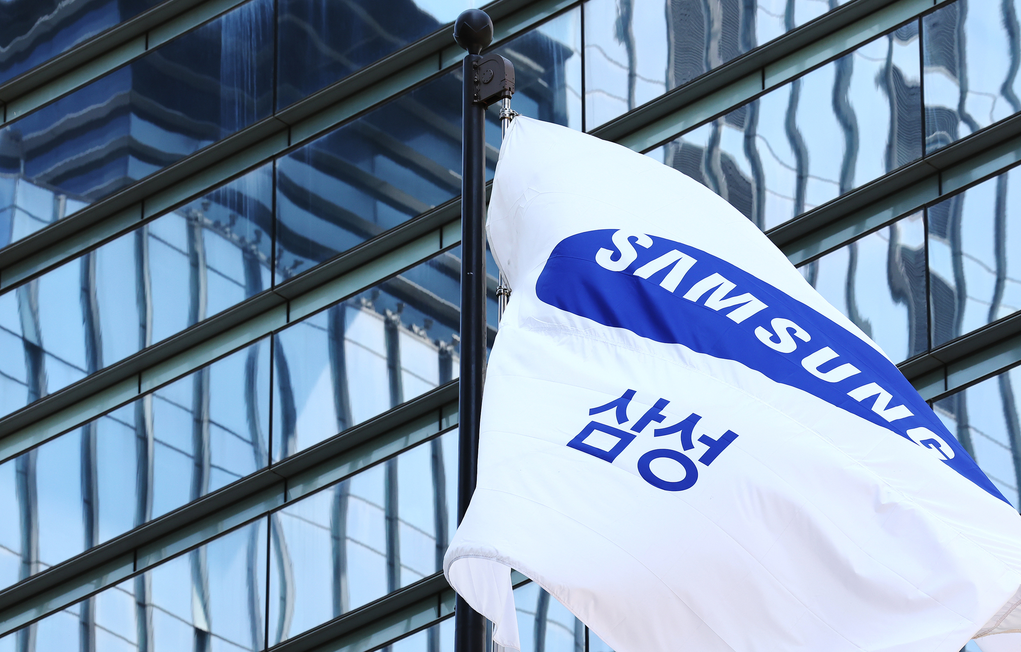 A Samsung Electronics flag waves at the company's Seocho building in southern Seoul on April 30. [NEWS1]