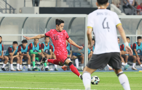 Korea's Lee Dong-gyeong shoots during an EAFF E-1 Championship at Yongin Mireu Stadium in Yongin, Gyeonggi on July 7. [YONHAP] 