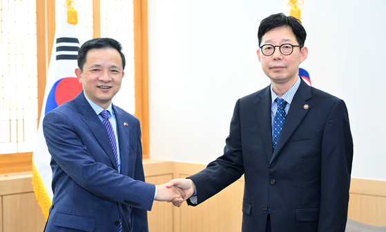 First Vice Foreign Minister Park Yoon-joo, right, shakes hands with Chinese Ambassador to South Korea Dai Bing at the Foreign Ministry building in Seoul on July 7. [MINISTRY OF FOREIGN AFFAIRS]