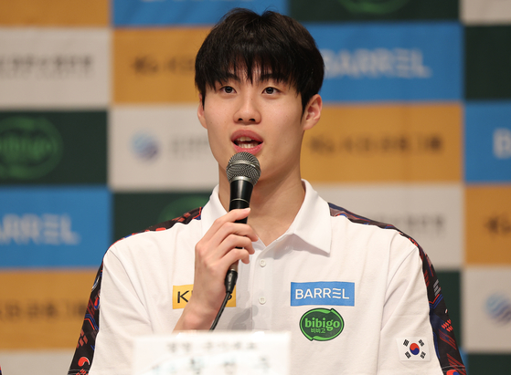 Swimmer Hwang Sun-woo speaks at the Jincheon National Training Center in Jincheon, North Chungcheong, on July 8. [YONHAP]