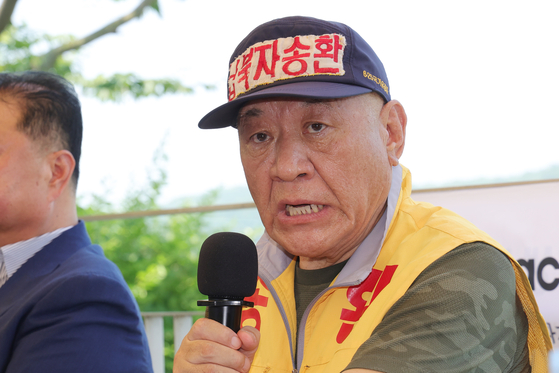 Choi Seong-ryong, head of the Families of Abductees, vows to officially suspend anti-Pyongyang leafleting campaigns during a press conference in the border city of Paju, just north of Seoul, on July 8, 2025. [YONHAP]