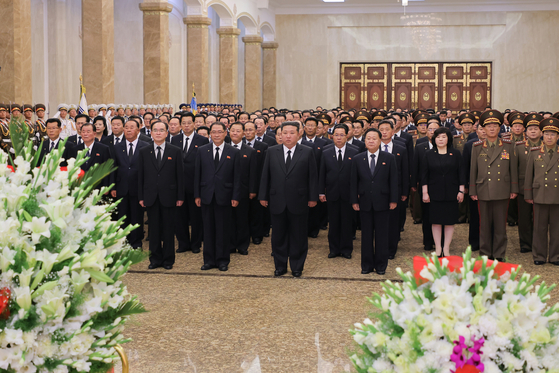 This photo, carried by North Korea's official Korean Central News Agency on July 8, shows the North's leader Kim Jong-un, center front, visiting the Kumsusan Palace of the Sun to pay tribute to late state founder Kim Il-sung to mark the 31st anniversary of his death. [NEWS1]