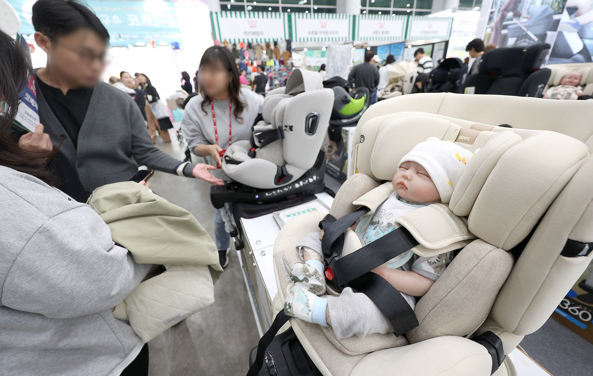 Visitors examine childcare products at the 42nd Daegu Baby & Kids Fair at Exco in Buk District, Daegu, on Nov. 7, 2024. [YONHAP] 