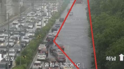 A road near Mokdong Interchange is submerged after heavy rain on July 8 in this screen capture of a video provided by Topis. [SCREEN CAPTURE]