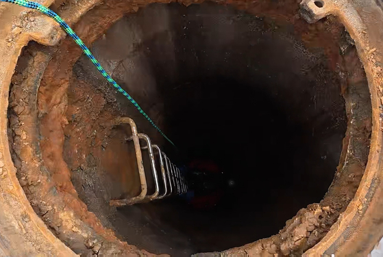 The entrance to a maintenance hole in Gyeyang District, Incheon, where a man died and another was rescued while unconscious is pictured on July 6. [YONHAP]