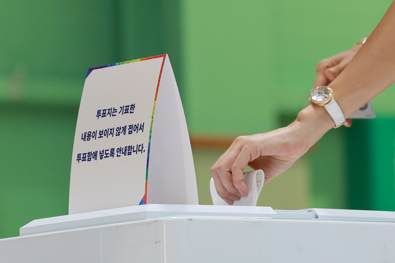 A voter in Gangnam District, southern Seoul, casts their ballot on June 3, the day of Korea's 21st presidential election. [YONHAP] 