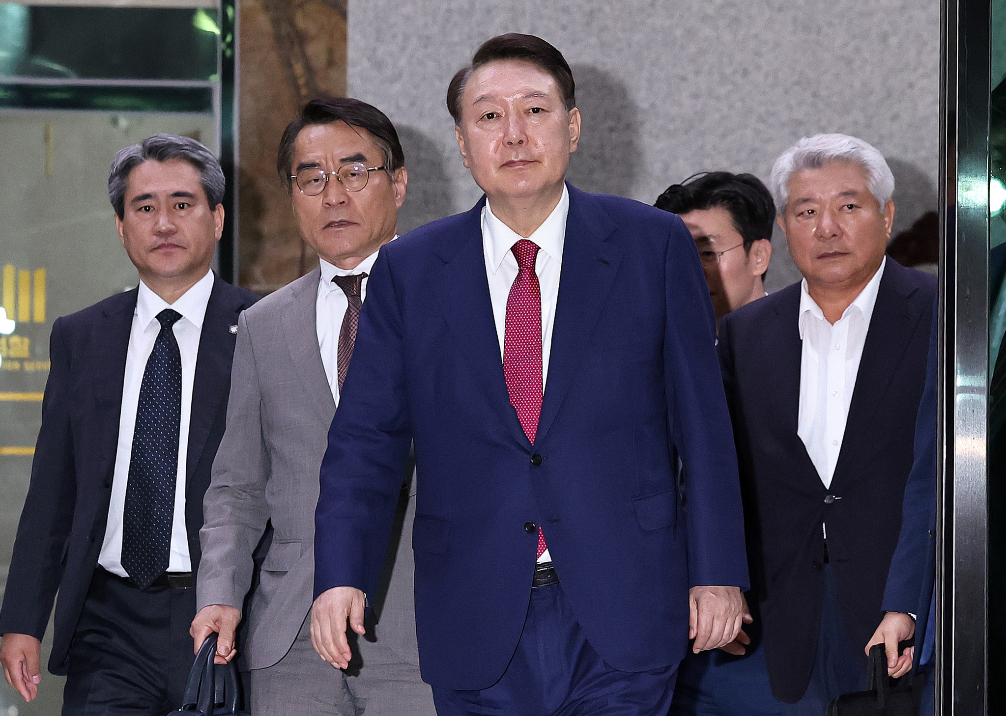 Former President Yoon Suk Yeol leaves the Supreme Prosecutors' Office in southern Seoul on July 6 after being questioned by the special probe counsel. [NEWS1]