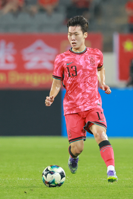 Kang Sang-yoon of South Korea controls the ball during the team's first match of the East Asian Football Federation E-1 Football Championship against China at Yongin Mireu Stadium in Yongin, Gyeonggi on July 7. [YONHAP]
