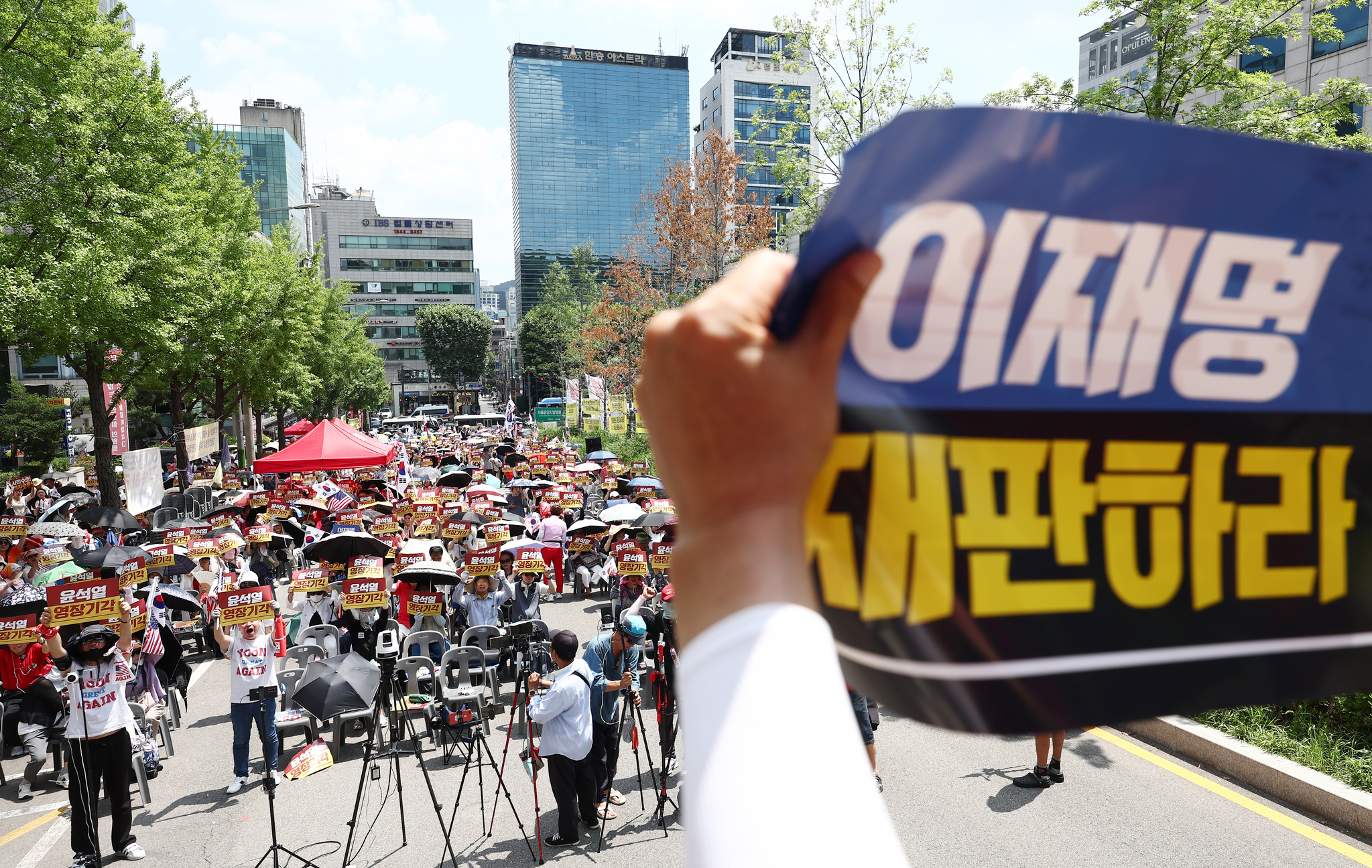 Supporters of former President Yoon Suk Yeol chant for the dismissal of his arrest warrant near the Seoul Central District Court in Seocho District, southern Seoul, on July 9. [NEWS1]