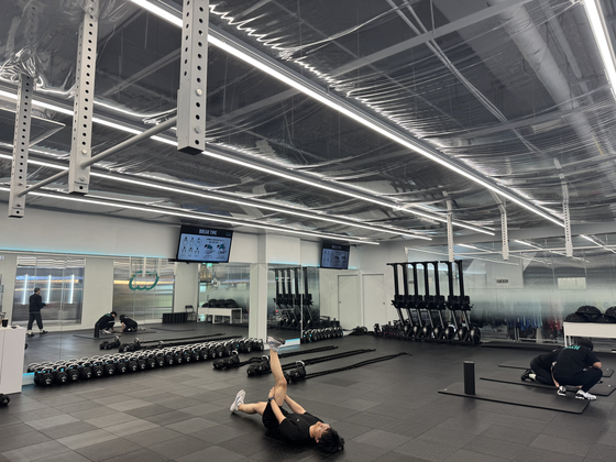 Participants warm up ahead of a training session at Fit Station, located in Ttukseom Station on subway line No. 2 in eastern Seoul, on April 17. [CHO JUNG-WOO]