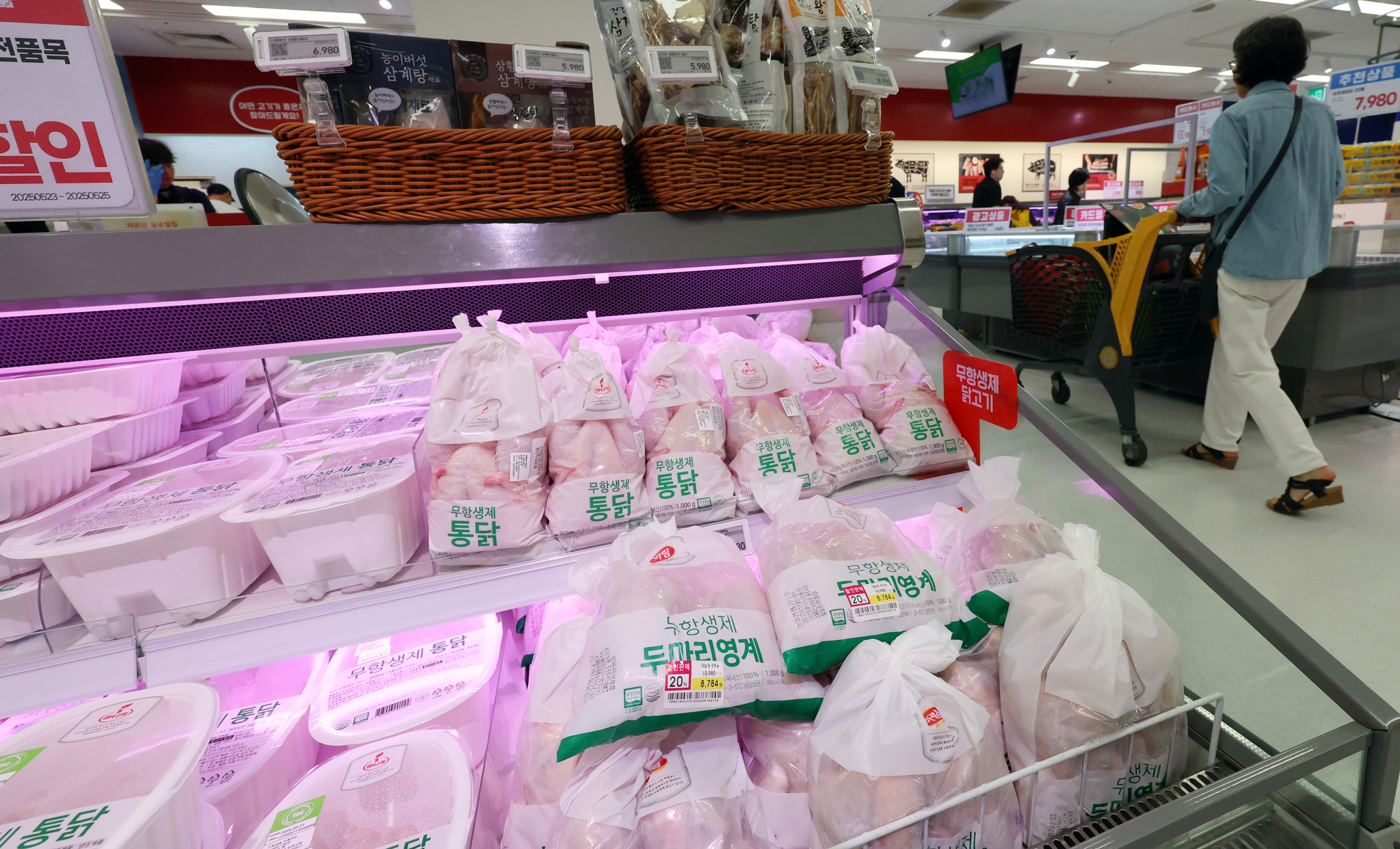 Raw chicken is stocked in a refrigerator at a supermarket in Seoul on May 23. [NEWS1] 