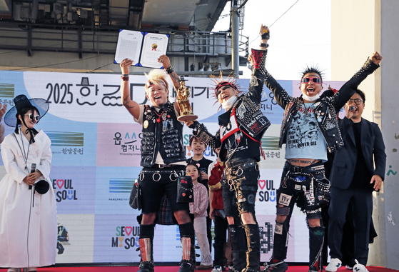 Rock band Pogo Attack celebrates after winning the Hangang Space-out Competition at Jamsu Bridge in Seocho District, southern Seoul, on May 11. [PARK SANG-MOON]