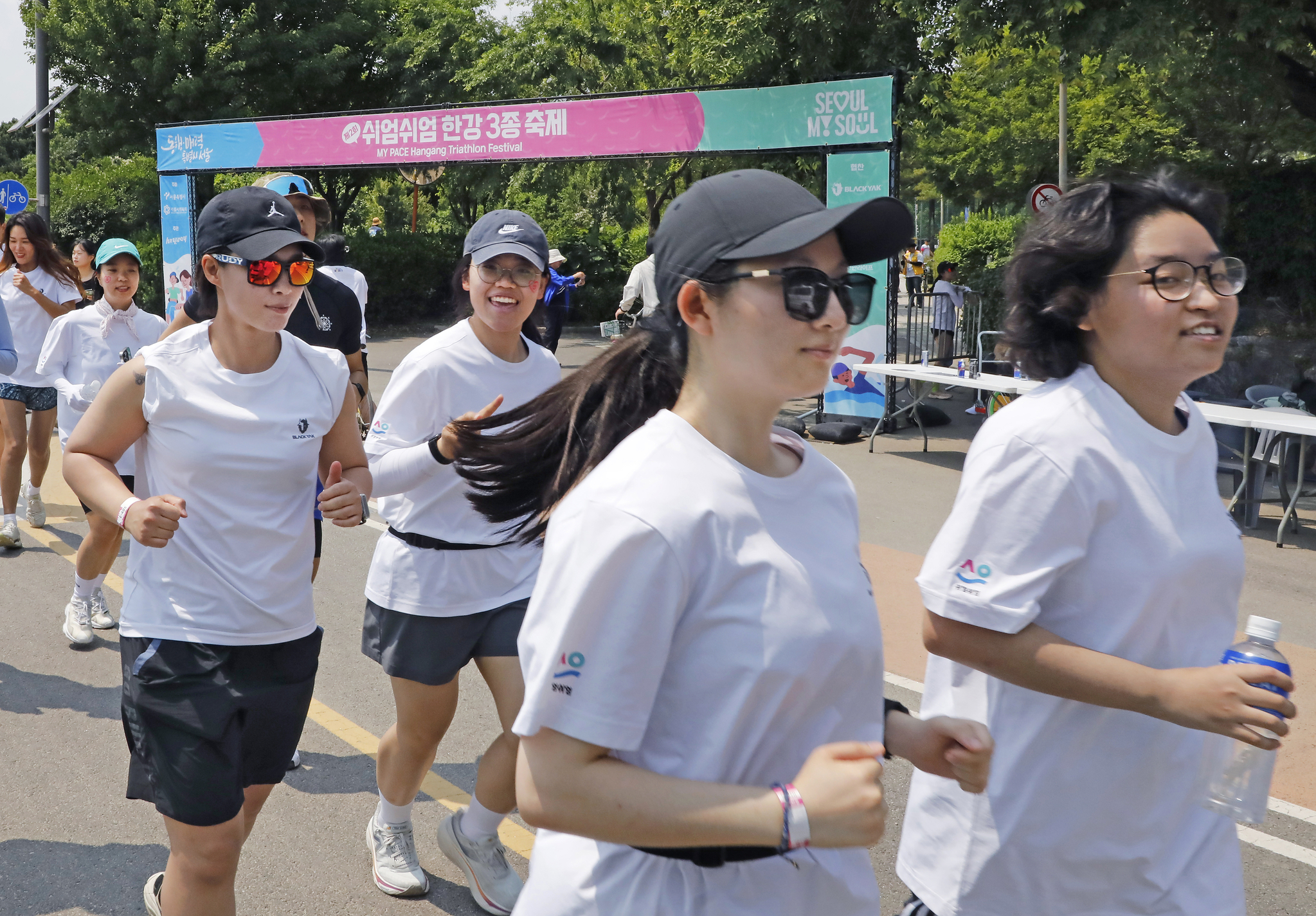 A group of triathlon participants departs from the start line in Ttukseom Hangang Park in eastern Seoul on May 30. [PARK SANG-MOON]