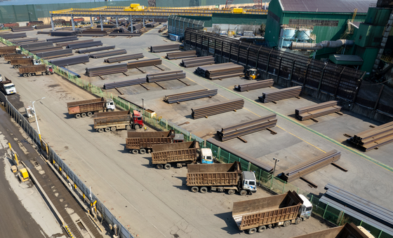 Hyundai Steel's steel reinforcement rebar plant in Incheon, which was shut down on April 1 for a month due to weak demand. [YONHAP] 
