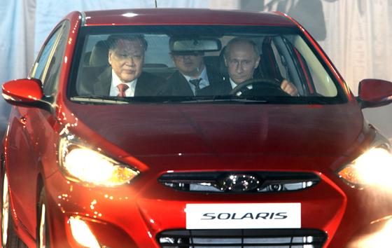 Chung Mong-koo, left, the late honorary chairman of Hyundai Motor Group, and Russian President Vladimir Putin are pictured in the Solaris sedan at the automaker's plant in St. Petersburg, Russia, in 2010. [HYUNDAI MOTOR]
