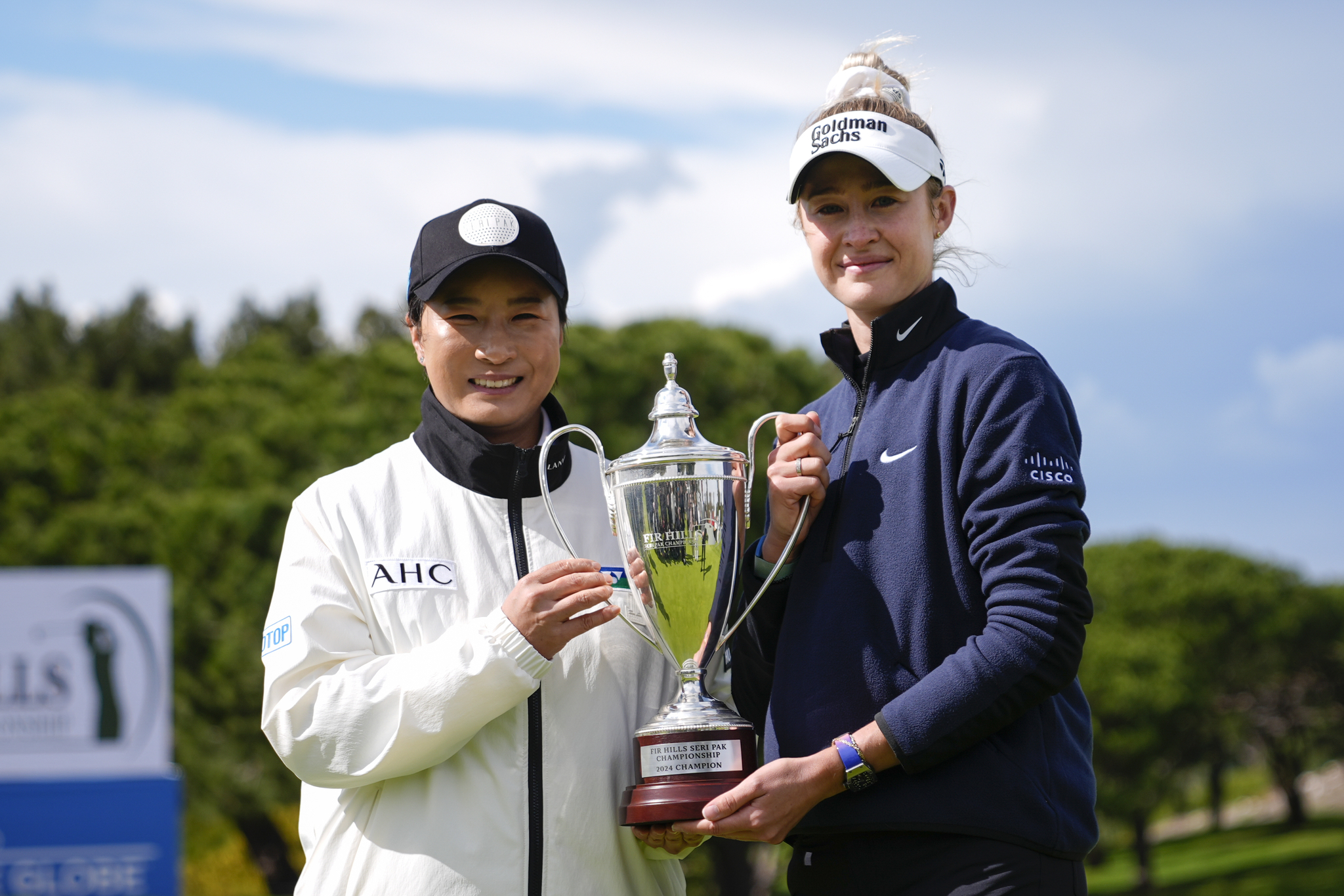 Nelly Korda, right, holds up the trophy with Pak Se-ri after winning the final round of LPGA's Fir Hills Seri Pak Championship golf tournament in Palos Verdes Estates, California on March 24, 2024.  [AP/YONHAP]