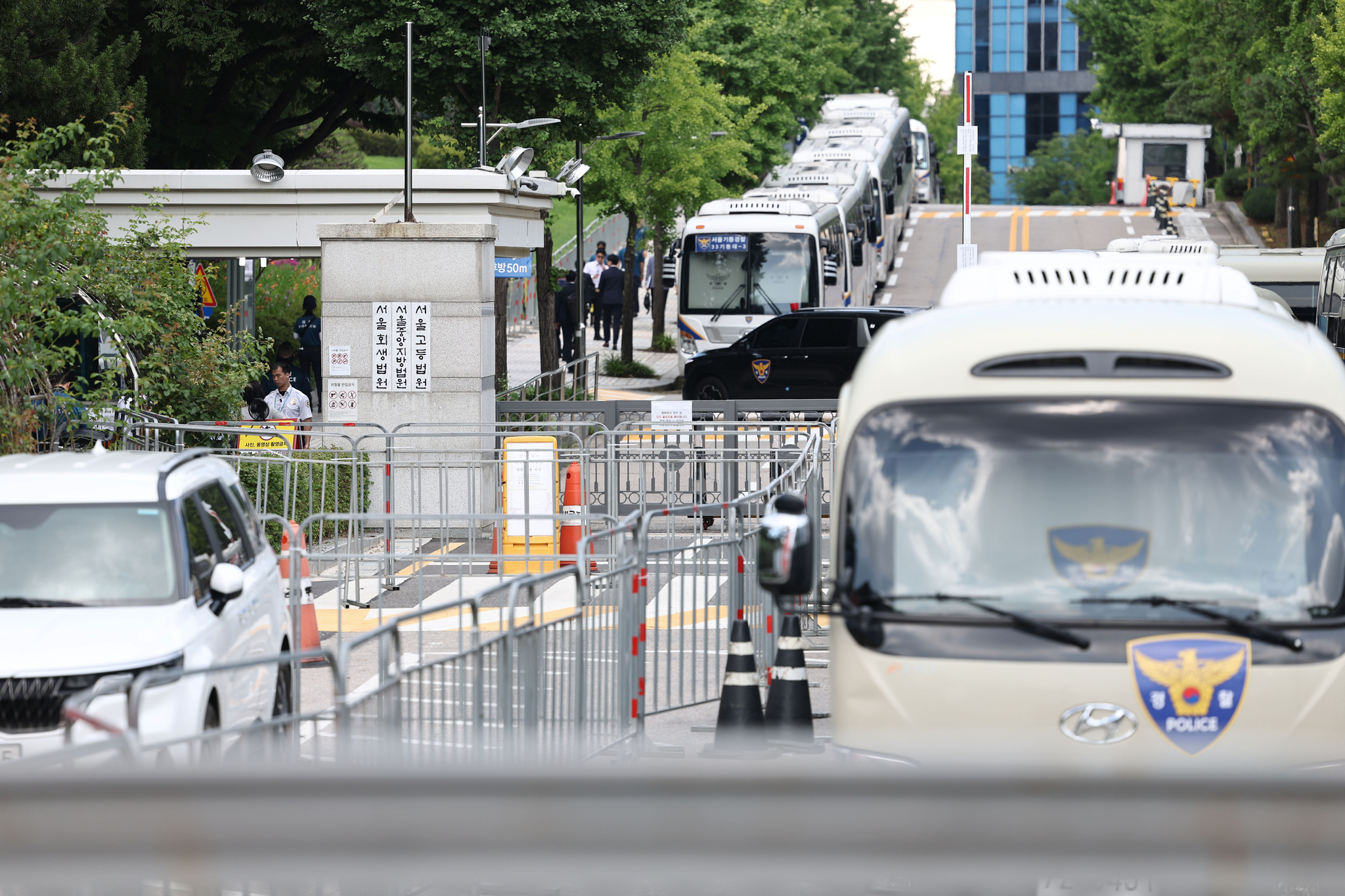 The Seoul Central District Court in southern Seoul is fortified with security from police on July 9, the day of the pretrial detention hearing of former President Yoon Suk Yeol. [YONHAP]