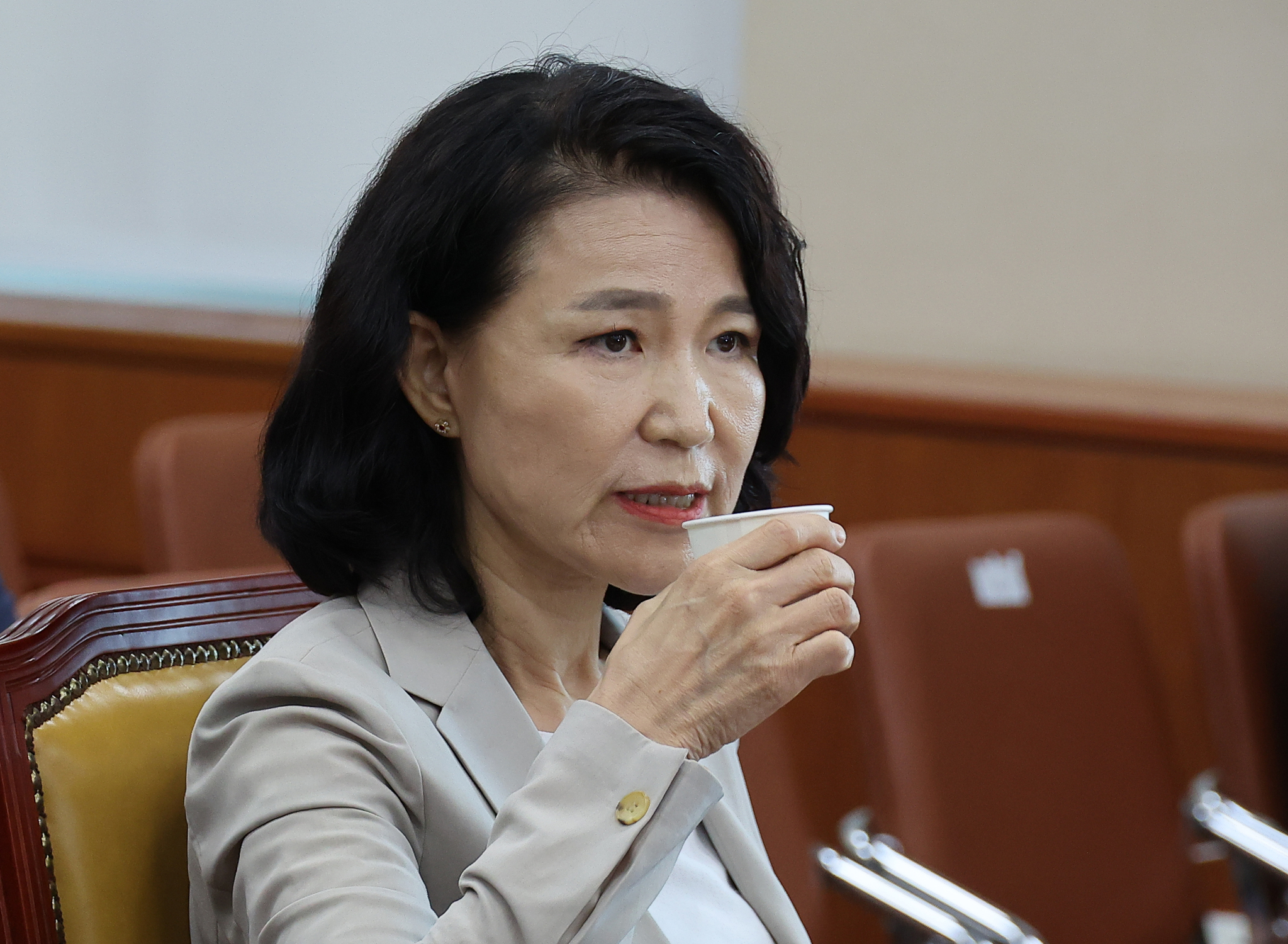 Korea Communications Commission Chairperson Lee Jin-sook drinks water during a full session of the Science, ICT, Broadcasting and Communications Committee at the National Assembly in central Seoul on July 7. [LIM HYUN-DONG]