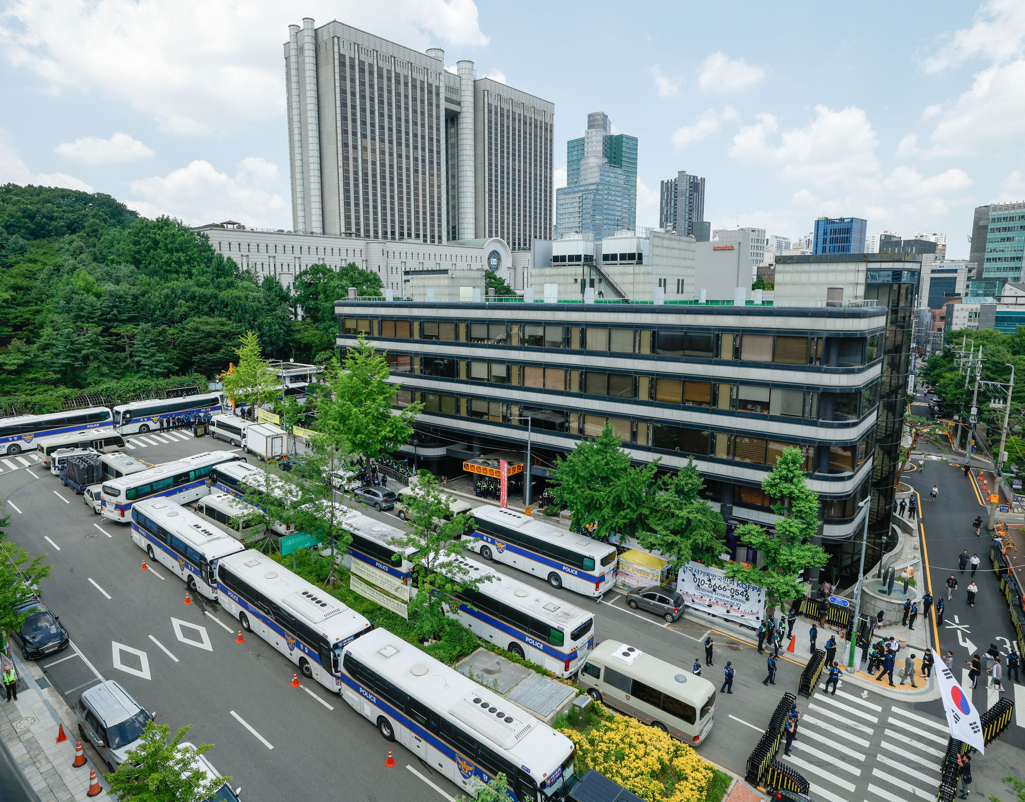 The Seoul Central District Court in southern Seoul is fortified with security from police on July 9, the day of the pretrial detention hearing of former President Yoon Suk Yeol. [JOINT PRESS CORPS]